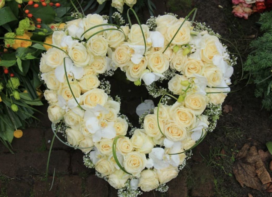 CORAZÓN CON ROSAS BLANCAS