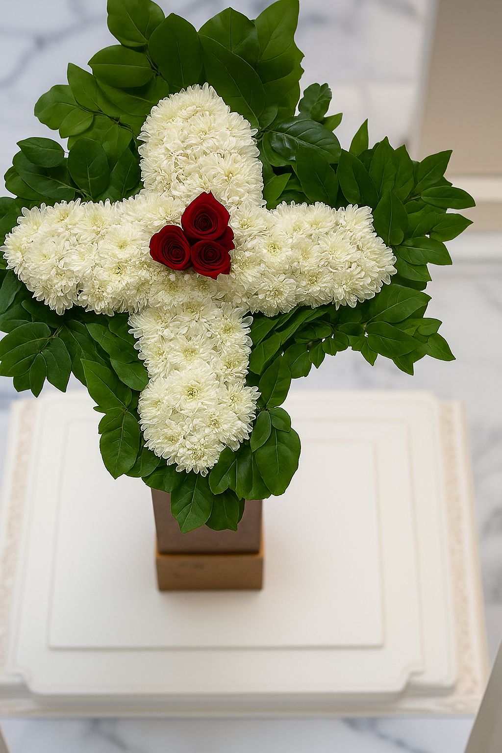 CRUZ PEQUEÑA FLORES BLANCAS