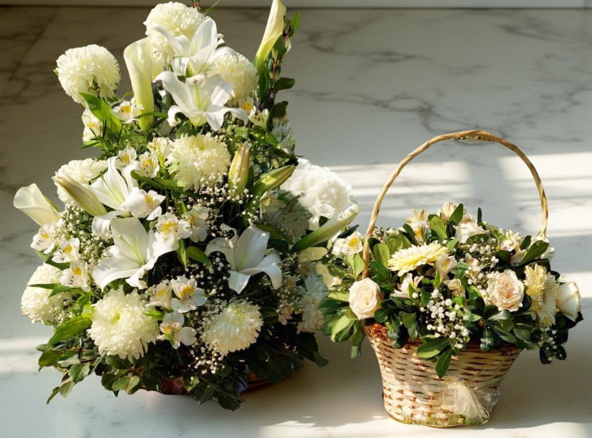 CANASTA Y ARREGLO FLORAL MIX FLORES BLANCAS