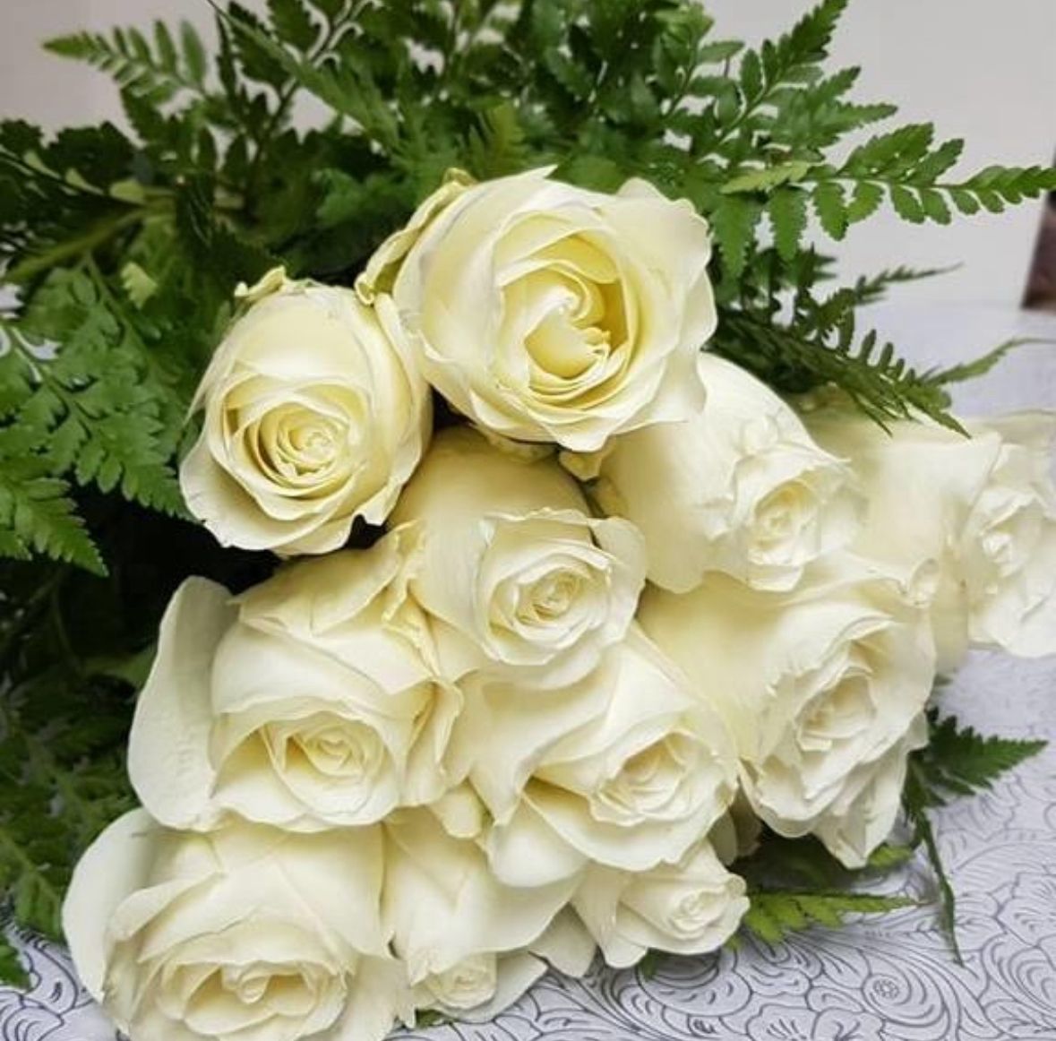 BOUQUET 10 ROSAS BLANCAS CON CINTA