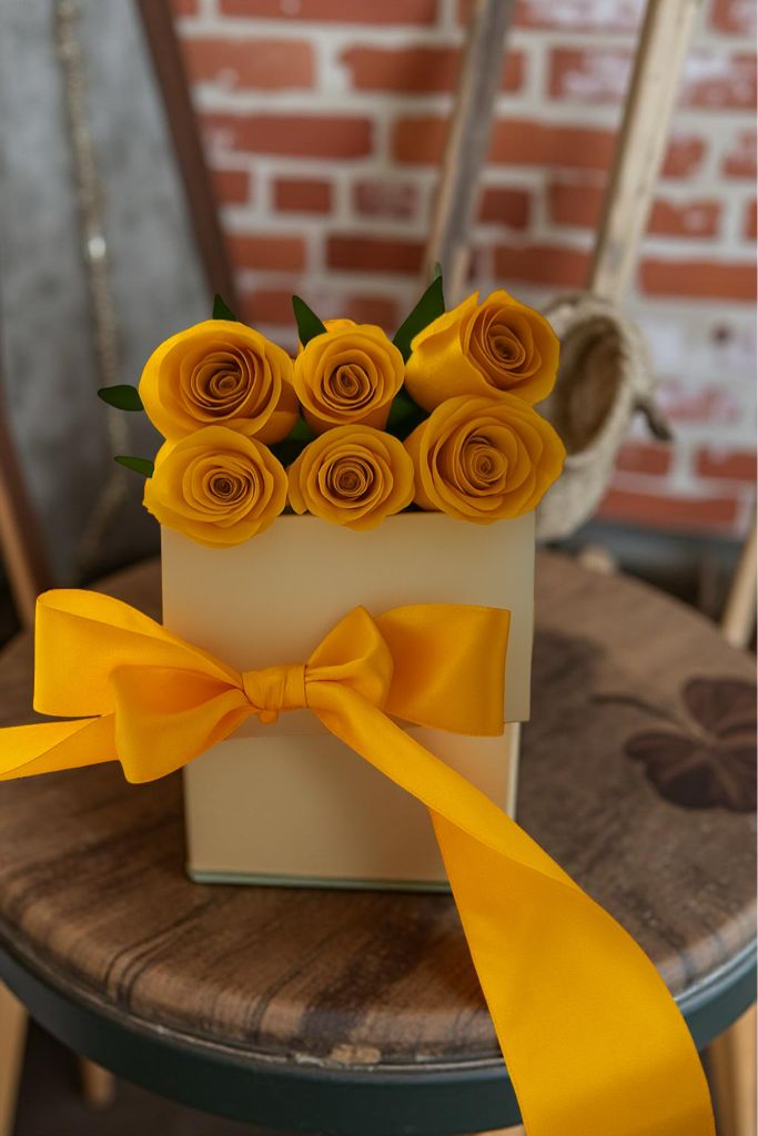 CAJA DE 6 ROSAS AMARILLAS