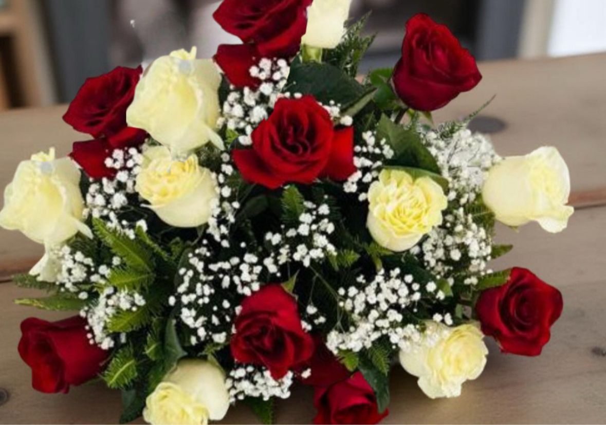 ARREGLO FLORAL REDONDO 10 ROSAS ROJAS Y 10 ROSAS BLANCAS