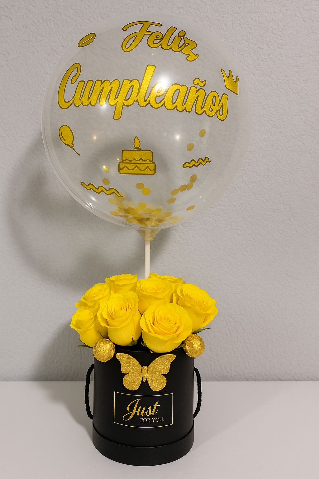 16 ROSAS AMARILLAS MAS 6 BOMBONES CON ENVASE NEGRO Y GLOBO