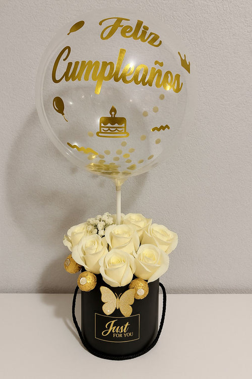 12 ROSAS BLANCAS MAS 4 BOMBONES CON ENVASE NEGRO Y GLOBO
